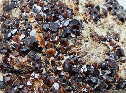 Grossularia<br />Cerro de la Concordia, Piedra Parada (Las Vigas), Municipio Tatatila, Veracruz (Veracruz de Ignacio de la Llave), México<br />120x90x60 mm.<br /> (Autor: Luis Edmundo Sánchez Roja)