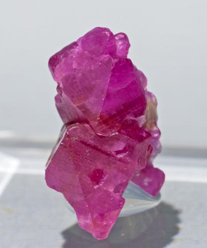 Corundum (variety ruby)<br />Mina Jagdalek, zona Jagdalek, Distrito Surobi, Provincia Kabul, Afganistán<br />1.5 × 0.8 × 1.1 cm<br /> (Author: Jordi Fabre)
