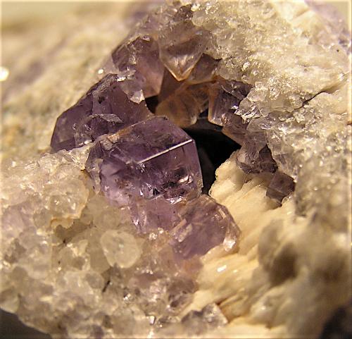 Fluorita, barita, cuarzo<br />Cantera de Los Cobayos (La Paredona), zona minera de Berbes, Los Cobayos, Berbes, Ribadesella, Comarca del Oriente, Principado de Asturias (Asturias), España<br />C.V. 2 x 2 cm<br /> (Autor: Frederic Varela)