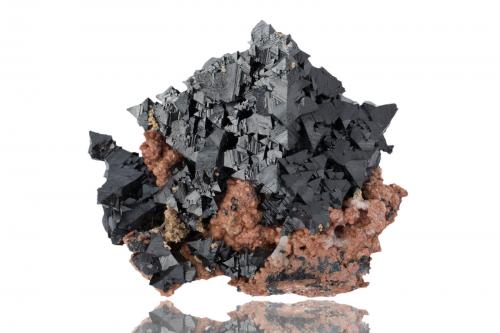 Hausmannite on Andradite<br />Zona minera N'Chwaning, Kuruman, Kalahari manganese field (KMF), Provincia Septentrional del Cabo, Sudáfrica<br />7 x 6.5 x 5.5 cm / main crystal: 1 cm<br /> (Author: MIM Museum)