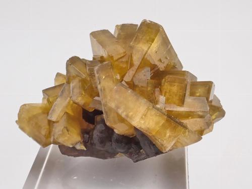 Barite, Fluorite<br />Mina Xiefang, Ruijin, Prefectura Ganzhou, Provincia Jiangxi, China<br />75 mm x 55 mm, main crystal: 28 mm on edge, mass: 268 g<br /> (Author: Carles Millan)