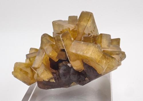 Barite, Fluorite<br />Mina Xiefang, Ruijin, Prefectura Ganzhou, Provincia Jiangxi, China<br />75 mm x 55 mm, main crystal: 28 mm on edge, mass: 268 g<br /> (Author: Carles Millan)