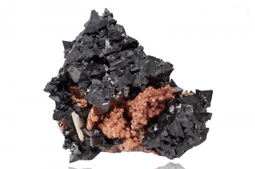 Hausmannita en Andradita<br />Zona minera N'Chwaning, Kuruman, Kalahari manganese field (KMF), Provincia Septentrional del Cabo, Sudáfrica<br />7 x 6.5 x 5.5 cm / Cristal principal: 1 cm<br /> (Autor: Museo MIM)