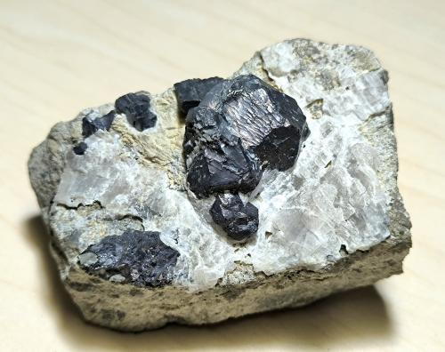 Galena, Calcita<br />La Martorellense Mine, Martorell-Castellví de Rosanes, Comarca Baix Llobregat, Barcelona, Catalonia / Catalunya, Spain<br />70 mm x 45 mm, cristal mayor: 20 mm, masa: 198 g.<br /> (Autor: Carles Millan)