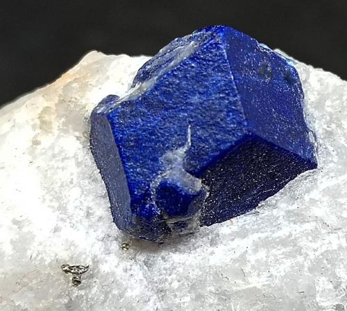 Lazurita<br />Ladjuar Medam, Sar-e Sang, Valle Koksha, Distritos Khash & Kuran Wa Munjan, Provincia Badakhshan, Afganistán<br />75x70x50 mm.<br /> (Autor: Luis Edmundo Sánchez Roja)