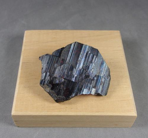 Tantalita-(Mn)<br />Skardu District, Gilgit-Baltistan (Northern Areas), Pakistan<br />3,7 x 3,2 x 0,8 cm.,  29,82 g.<br /> (Autor: J. G. Alcolea)