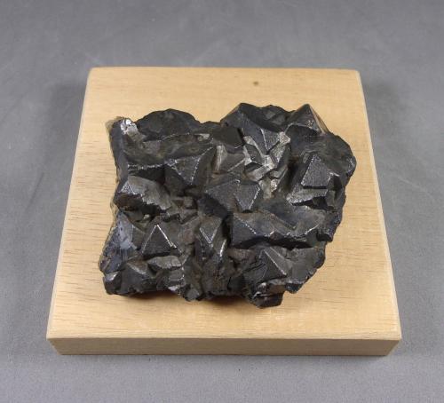 Galena<br />Neudorf, Distrito minero Harzgerode, Harz, Sajonia-Anhalt/Sachsen-Anhalt, Alemania<br />6,2 x 5,1 x 2,5 cm.<br /> (Autor: J. G. Alcolea)