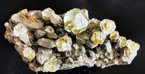 Fluorite<br />Tasraft (Asrart) mineral deposit, Tasraft (Asrart), Tizi N'Isly Caïdat, Aghbala Cercle, Béni Mellal Province, Béni Mellal-Khénifra Region, Morocco<br />9cm x 4,5cm<br /> (Author: Enrique Llorens)