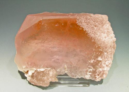 Berilo (variedad morganita) con Cuarzo<br />Pegmatita Mawi, zona Nilaw-Kolum, Distrito Du Ab, Provincia Nuristan, Afganistán<br />10.3 × 8 × 4 cm<br /> (Autor: Jordi Fabre)