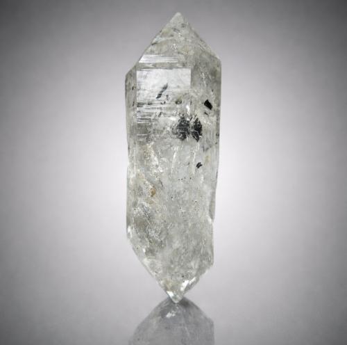 Cuarzo<br />La Cabaña, Valdelmar, zona minera de Berbes, Berbes, Ribadesella, Comarca del Oriente, Principado de Asturias (Asturias), España<br />7x3cm.<br /> (Autor: castrominerals)