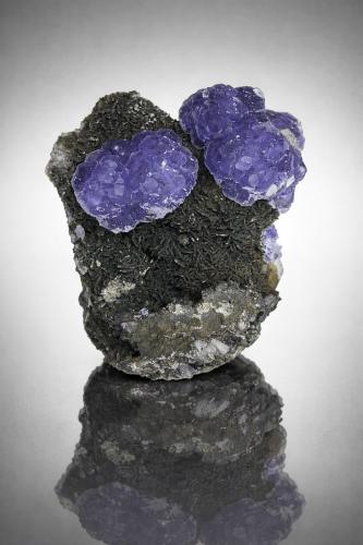 Fluorita y Moscovita.<br />Minas da Panasqueira, Aldeia de São Francisco de Assis, Covilhã, Castelo Branco, Cova da Beira, Región Centro, Portugal<br />6,5x5,5cm.<br /> (Autor: castrominerals)