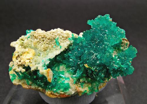 Dioptase and Wulfenite<br />Mina Mammoth-Saint Anthony, Depósito St. Anthony, Tiger, Distrito Mammoth, Condado Pinal, Arizona, USA<br />3.3 × 2.4 × 1.8 cm<br /> (Author: Jordi Fabre)
