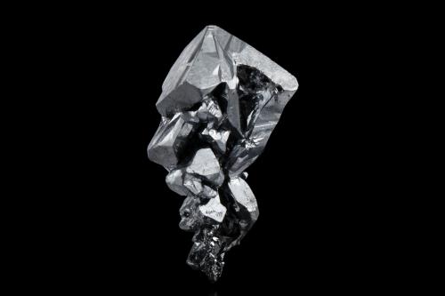 Acantita<br />San Juan de Rayas Mine, Guanajuato, Municipio Guanajuato, Mexico<br />4.5 x 2.5 x 2.5 cm / Cristal principal: 2.1 cm<br /> (Autor: Museo MIM)