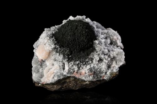 Julgoldita (Subgrupo)  sobre Estilbita-Ca y Cuarzo (variedad calcedonia)<br />Savda, Sawade Pr Chandsar, Distrito Jalgaon, División Nashik, Maharashtra, India<br />8 x 6.5 x 5.5 cm<br /> (Autor: Museo MIM)