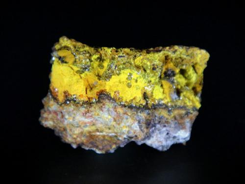 Curienita, Chervetita, Francevillita<br />Mina Mounana, Franceville, Provincia Haut-Ogooué, Gabón<br />3 x 2 cm.<br /> (Autor: Antonio P. López)