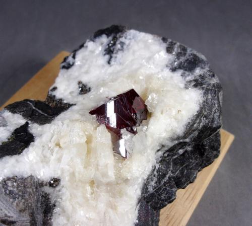 Cinabrio<br />Mina Chatian, Distrito Chatian, Fenghuang, Prefectura Autónoma Xiangxi,  Provincia Hunan, China<br />8 x 6 x 4,5 cm. Cristal 15 x 13 milímetros.<br /> (Autor: J. G. Alcolea)