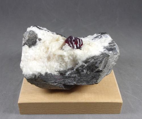 Cinabrio<br />Mina Chatian, Distrito Chatian, Fenghuang, Prefectura Autónoma Xiangxi,  Provincia Hunan, China<br />8 x 6 x 4,5 cm. Cristal 15 x 13 milímetros.<br /> (Autor: J. G. Alcolea)