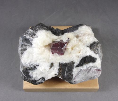 Cinabrio<br />Mina Chatian, Distrito Chatian, Fenghuang, Prefectura Autónoma Xiangxi,  Provincia Hunan, China<br />8 x 6 x 4,5 cm. Cristal 15 x 13 milímetros.<br /> (Autor: J. G. Alcolea)