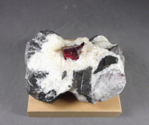 Cinabrio<br />Mina Chatian, Distrito Chatian, Fenghuang, Prefectura Autónoma Xiangxi,  Provincia Hunan, China<br />8 x 6 x 4,5 cm. Cristal 15 x 13 milímetros.<br /> (Autor: J. G. Alcolea)