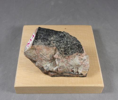 Yttrotantalita-(Y)<br />Finnbo, Falun, Dalarna, Sweden<br />6,2 x 4,3 x 2,4 cm.<br /> (Autor: J. G. Alcolea)