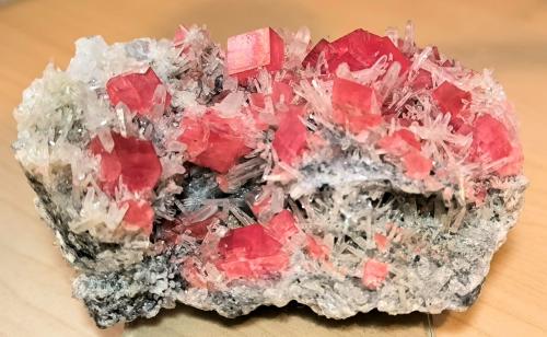 Rhodochrosite, Quartz<br />Mina Sweet Home, Hedgehog pocket, desvío realce principal, Monte Bross, Distrito Alma, Condado Park, Colorado, USA<br />91mm x 57 mm x 45 mm - Main crystal: 10 mm on edge - Mass: 254<br /> (Author: Carles Millan)