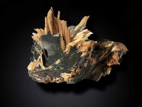 Rutile and Hematite<br />Novo Horizonte, Bahia, Región Nordeste, Brasil<br />23 mm x 25 mm x 14 mm<br /> (Author: Firmo Espinar)