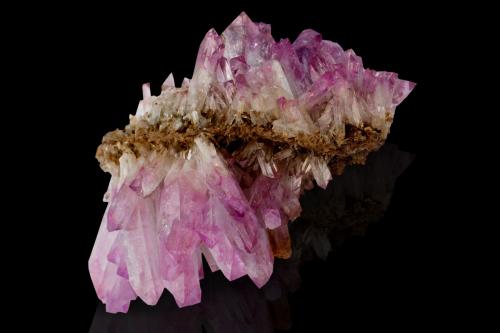 Adamita en limonita<br />Ojuela Mine, Mapimí, Municipio Mapimí, Durango, Mexico<br />6 x 4 x 4.5 cm / Cristal principal: 2.5 cm<br /> (Autor: Museo MIM)