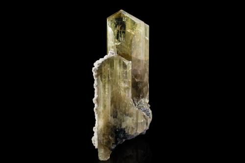 Zoisita con Calcita<br />Merelani Hills, Lelatema Mountains, Simanjiro District, Manyara Region, Tanzania<br />5 x 5 x 13 cm / Cristal principal: 8.2 cm<br /> (Autor: Museo MIM)