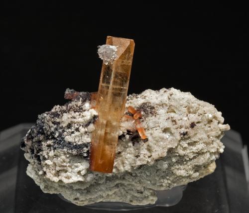 Topacio con Ópalo<br />Tepetate, Villa de Arriaga Municipality, San Luis Potosí, Mexico<br />3.4 × 3.1 × 2.1 cm / cristal principal: 2.2 × 0.6 cm<br /> (Autor: Jordi Fabre)