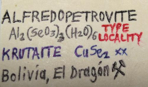 Alfredopetrovita, Calcomenita, Krut'aita<br />El Dragón Mine, Antonio Quijarro Province, Potosí Department, Bolivia<br />10 mm x 9 mm. Masa: 0,54 g<br /> (Autor: Carles Millan)