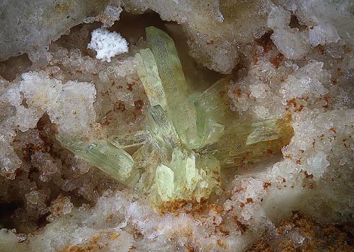 Mandarinoita<br />Mina Cerro del Cinto, Rodalquilar, Níjar, Comarca Metropolitana de Almería, Almería, Andalucía, España<br />Campo de visión de  2 mm.<br /> (Autor: Antonio Carmona)