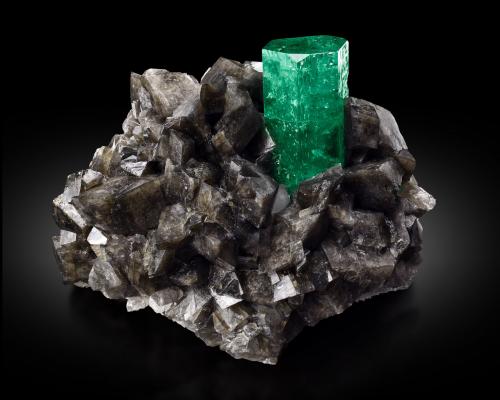 Beryl (variety emerald) on Calcite<br />Coscuez mining district, Municipio San Pablo de Borbur, Western Emerald Belt, Boyacá Department, Colombia<br />7.5 x 5 x 5.5 cm / main crystal: 2.8 cm<br /> (Author: MIM Museum)