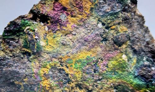 Goethita irisada y cerusita.<br />Corta San Valentín, Sancti Espíritu, Sierra Minera de Cartagena-La Unión, La Unión, Comarca Campo de Cartagena, Región de Murcia (Murcia), España<br />12x9 cm<br /> (Autor: AntonioJesus)