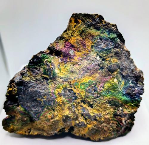 Goethita irisada y cerusita.<br />Corta San Valentín, Sancti Espíritu, Sierra Minera de Cartagena-La Unión, La Unión, Comarca Campo de Cartagena, Región de Murcia (Murcia), España<br />12x9 cm<br /> (Autor: AntonioJesus)