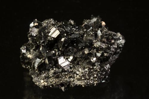 Braunite<br />Mina Wessels, Hotazel, Kalahari manganese field (KMF), Provincia Septentrional del Cabo, Sudáfrica<br />2.9 x 1.9 cm<br /> (Author: Michael Shaw)