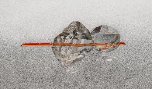 Quartz, Rutile<br />Hiddenite, Condado Alexander, North Carolina, USA<br />21 x 5 mm<br /> (Author: am mizunaka)