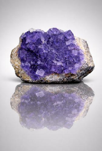 Fluorita y Calcita<br />Cantera Yanci, Unanue, Igantzi (Yanci), Comarca Cinco Villas, Comunidad Foral de Navarra (Navarra), España<br />10,5x7cm.<br /> (Autor: castrominerals)