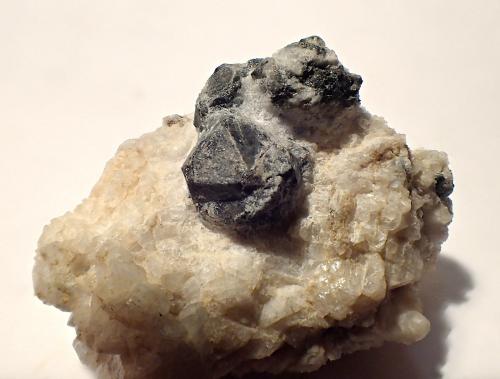 Galena, fluorita<br />Minas de Can Magre, Vidreres, Comarca La Selva, Gerona / Girona, Cataluña / Catalunya, España<br />3 x 2 cm<br /> (Autor: Frederic Varela)