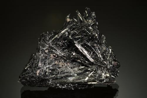 Stibnite<br />Mina McLaughlin, Knoxville, Distrito Knoxville, County Napa, California, USA<br />8.2 x 6.3 x 4.0 cm<br /> (Author: Michael Shaw)