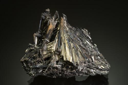 Stibnite<br />Mina McLaughlin, Knoxville, Distrito Knoxville, County Napa, California, USA<br />8.2 x 6.3 x 4.0 cm<br /> (Author: Michael Shaw)