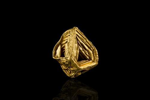 Gold<br />Zapata claims, Icabarú river placers, Santa Elena de Uairén, Gran Sabana, Bolívar State, Venezuela<br />2 x 1.5 x 2.5 cm / main crystal: 2.5 cm<br /> (Author: MIM Museum)