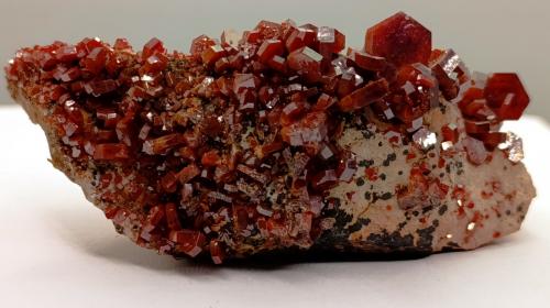 Vanadinita.<br />Zona mina ACF, distrito minero Mibladen, Mibladen, Midelt, Provincia Midelt, Región Drâa-Tafilalet, Marruecos<br />8x5 cm<br /> (Autor: AntonioJesus)