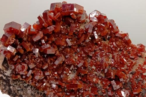 Vanadinita.<br />Zona mina ACF, distrito minero Mibladen, Mibladen, Midelt, Provincia Midelt, Región Drâa-Tafilalet, Marruecos<br />8x5 cm<br /> (Autor: AntonioJesus)