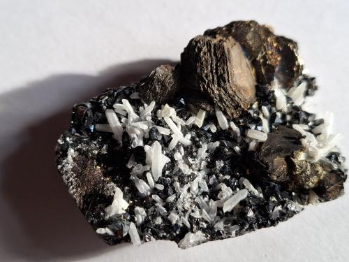 Pyrrhotine, Sphalerite, Quartz<br />Yindu, Hexigten Banner (Kèshíkèténg Qí), Chifeng (Ulanhad), Inner Mongolia Autonomous Region, China<br />6 x 4 cm<br /> (Author: Volkmar Stingl)