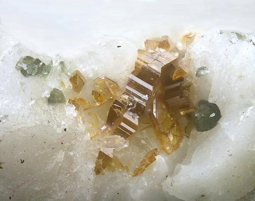 Anatasa y brookita<br />Carratraca, Comarca Valle del Guadalhorce, Málaga, Andalucía, España<br />Campo de visión de  2 mm.<br /> (Autor: Antonio Carmona)