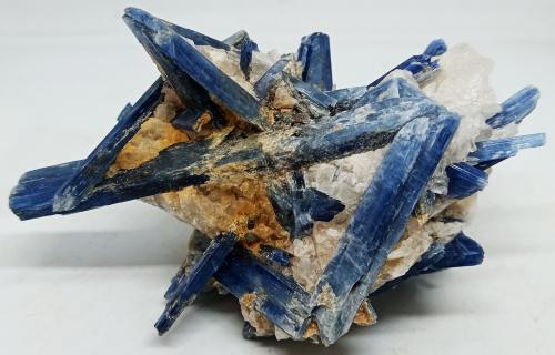 Kianita<br />Barra de Salinas, Coronel Murta, Vale do Jequitinhonha, Minas Gerais, Brasil<br />95x65x45 mm.<br /> (Autor: Luis Edmundo Sánchez Roja)