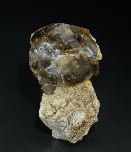 Quartz (variety smoky quartz)<br />Mina Manuka, Condado Mouramba, Nueva Gales del Sur, Australia<br />11.2 x 7.1 cm<br /> (Author: am mizunaka)