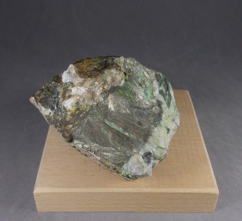 Millerita con Polydymita<br />Pafuri, Musina (Messina), Distrito Vhembe, Provincia Limpopo, Sudáfrica<br />7,2 x 6,2 x 5,2 cm.  Cristal más grande 26 milímetros.<br /> (Autor: J. G. Alcolea)