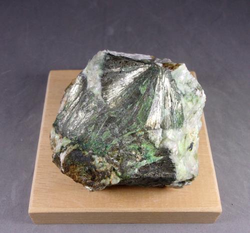 Millerita con Polydymita<br />Pafuri, Musina (Messina), Distrito Vhembe, Provincia Limpopo, Sudáfrica<br />7,2 x 6,2 x 5,2 cm.  Cristal más grande 26 milímetros.<br /> (Autor: J. G. Alcolea)