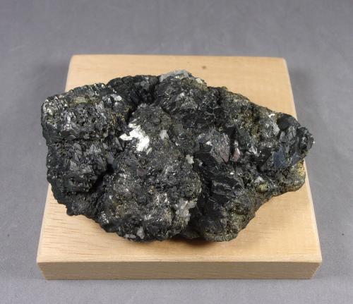 Tetraedrita<br />Mina Pulacayo, Huanchaca, Provincia Antonio Quijarro, Departamento Potosí, Bolivia<br />8,2 x 4,8 x 3,5 cm.  Cristal mayor 9 milímetros.<br /> (Autor: J. G. Alcolea)